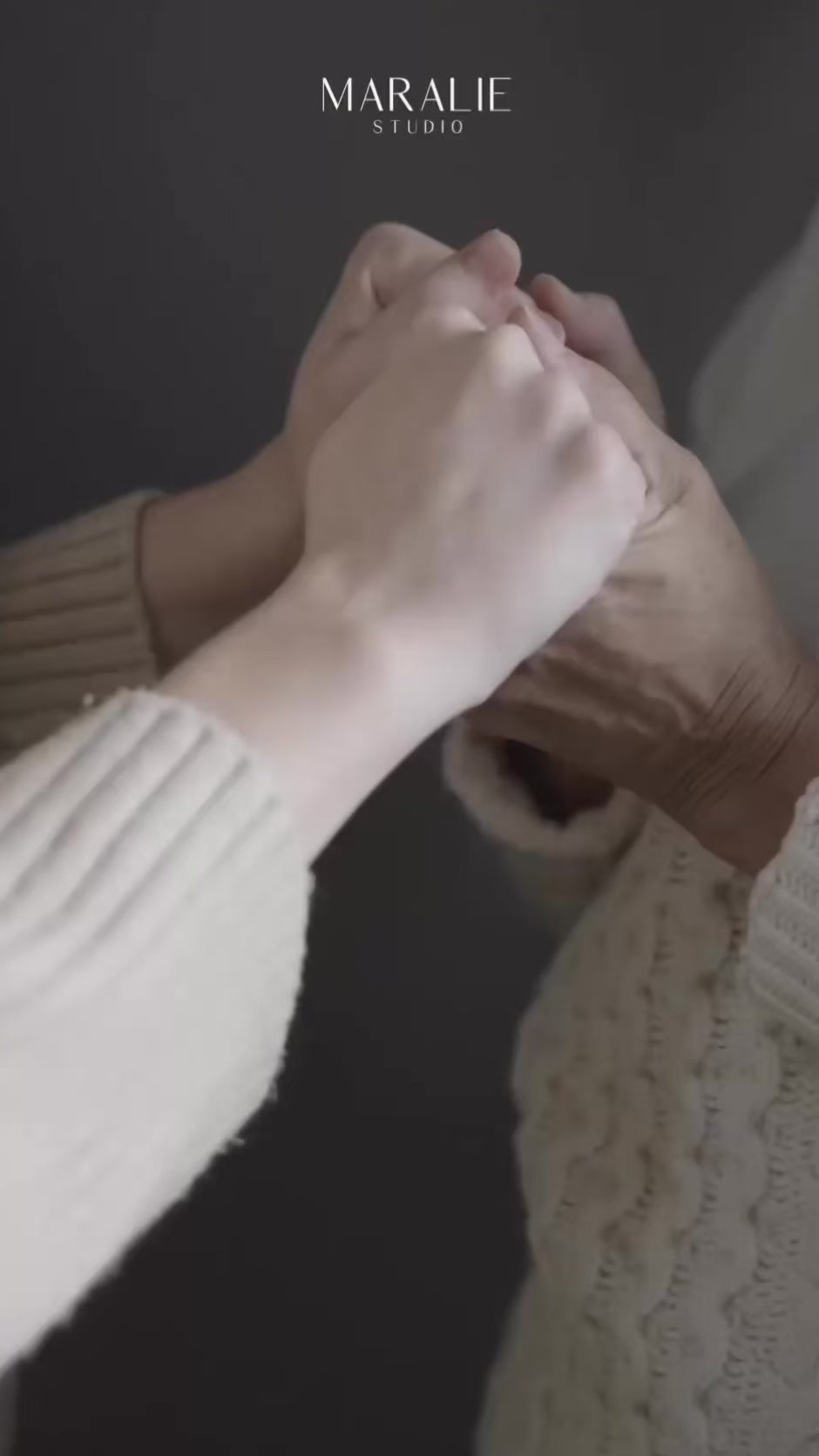 Erzähl mir von dir, MAMA! Erinnerungsbuch zum Ausfüllen für Mütter. Persönliches Geschenk für Mama und Tochter. Mutter-Tochter-Geschenk.